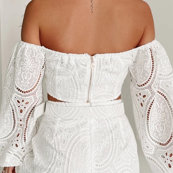 Muy Muy, White off the shoulder  Crochet lace crop top - Picture 3 of 12